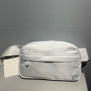 Steve Madden Fanny Pack/Belt Bag-WHITE (nylon material)